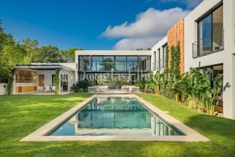 Image - MOUGINS – Splendide villa contemporaine neuve dans domaine fermé - Image nᵒ1