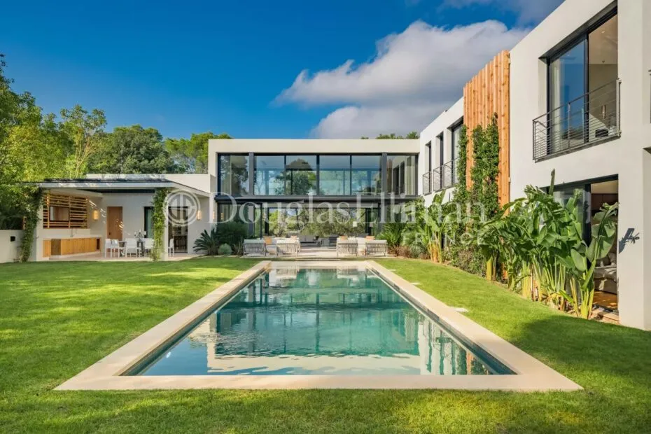 Image - MOUGINS – Splendide villa contemporaine neuve dans domaine fermé