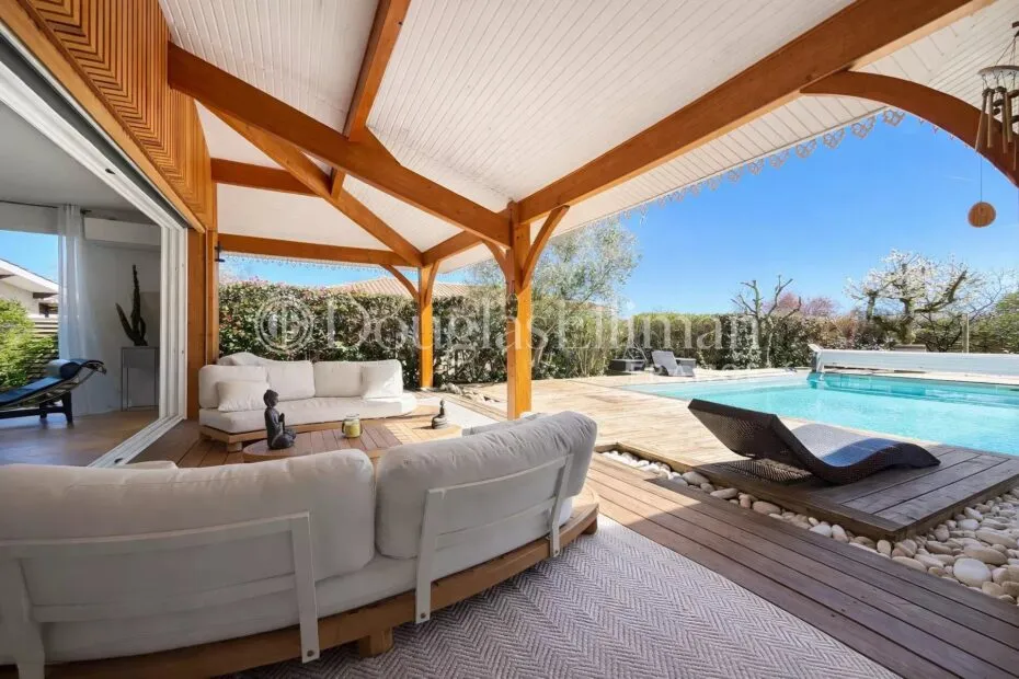 Image - Contemporary 6-Room House with Pool in Mérignac