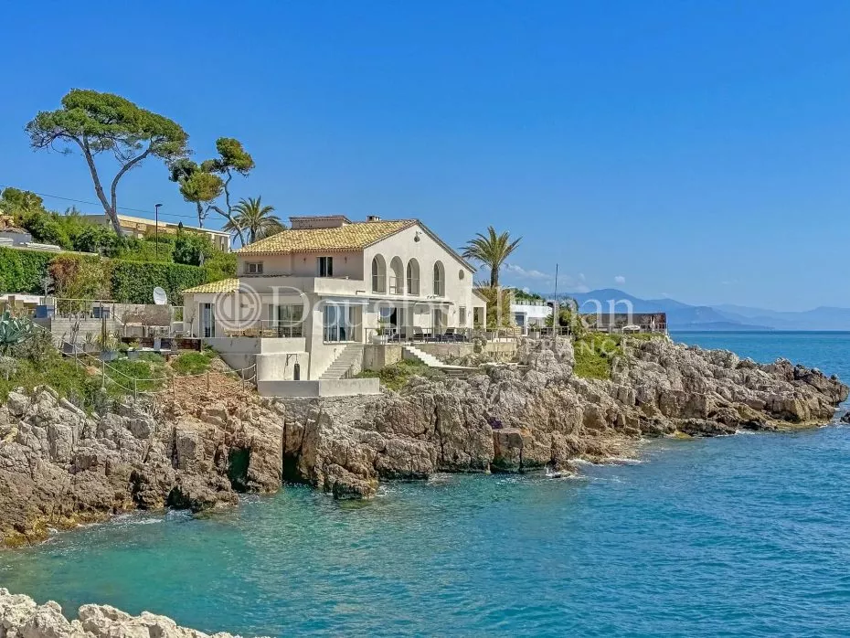 Image - CAP D&rsquo;ANTIBES – Villa moderne en bord de mer