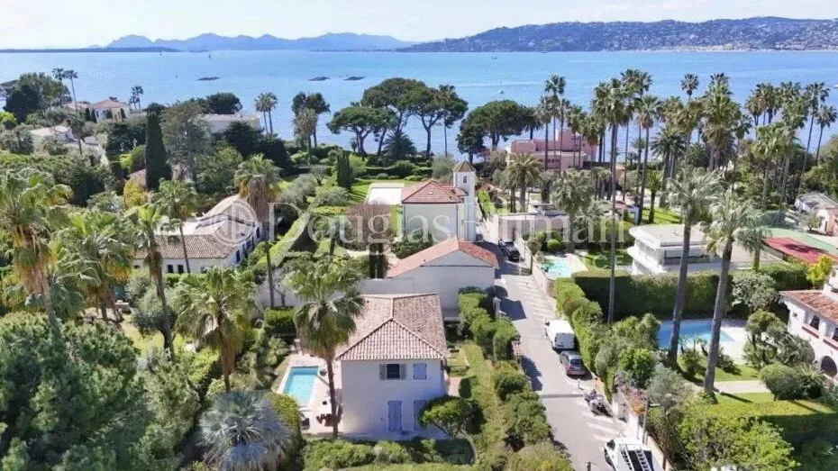 Image - CAP D&rsquo;ANTIBES – Superbe villa neuve avec piscine