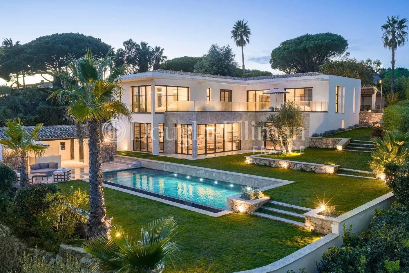Image - SUPER CANNES – Contemporary villa with panoramic sea views