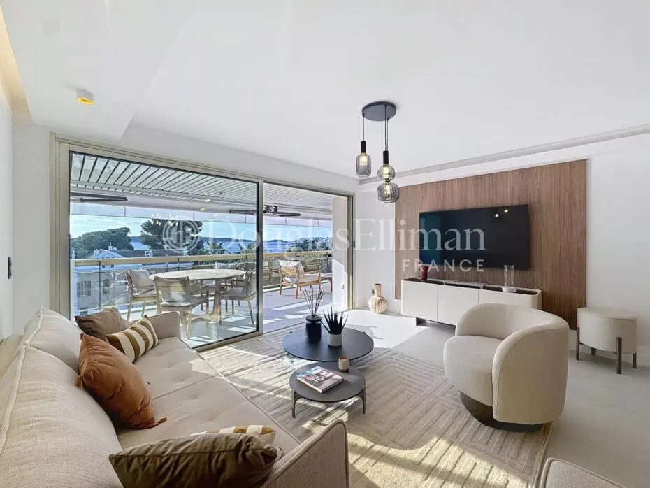 Image - CANNES PALM BEACH – Renovated flat with sea view