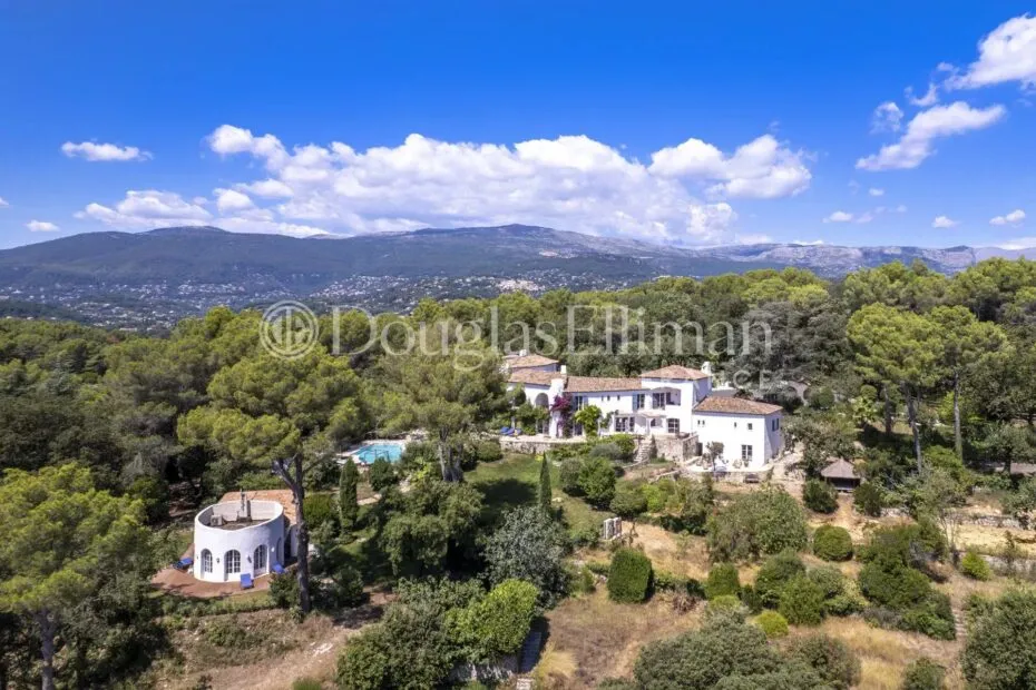 Image - VALBONNE – Une magnifique propriété méditerranéenne avec vue sur la mer