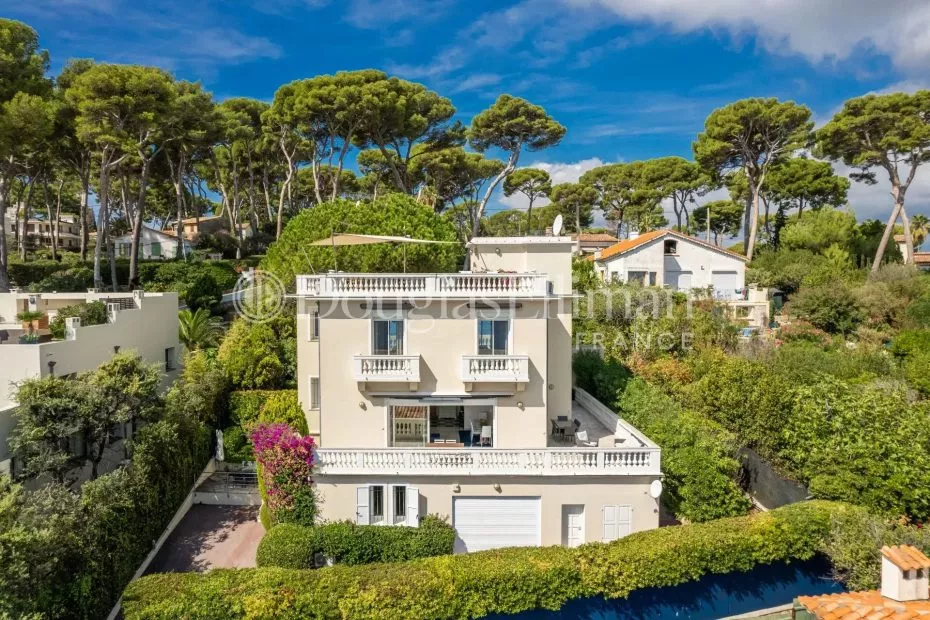 Image - CAP D&rsquo;ANTIBES – Charmante villa Belle Epoque avec toit-terrasse
