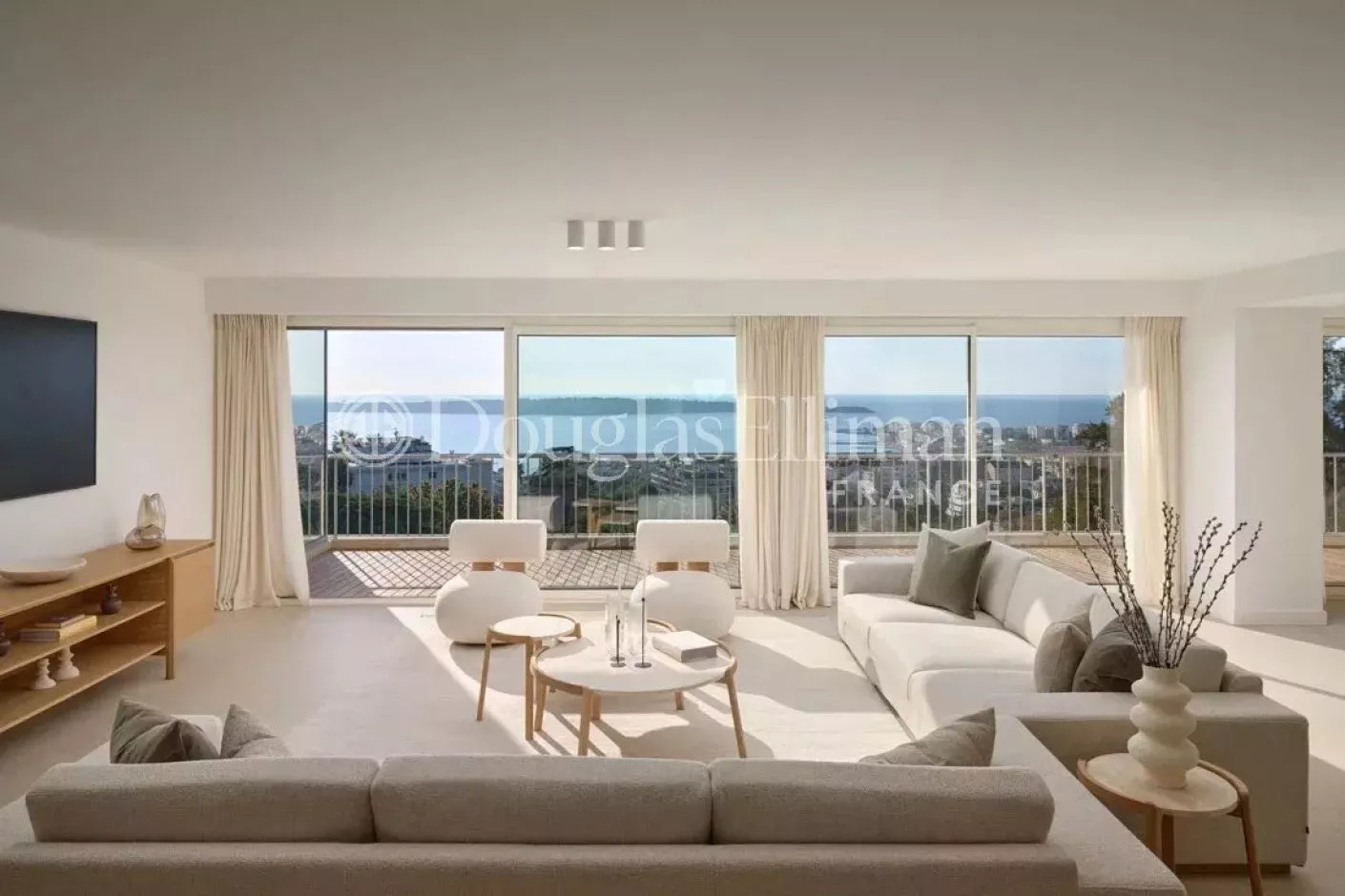 Image - CANNES – Luxury refurbished flat with panoramic sea views