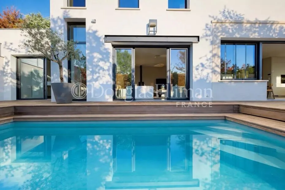 Image - BORDEAUX – BOUSCAT – Beautiful contemporary house – 6 Bedrooms – Swimming pool and Garage