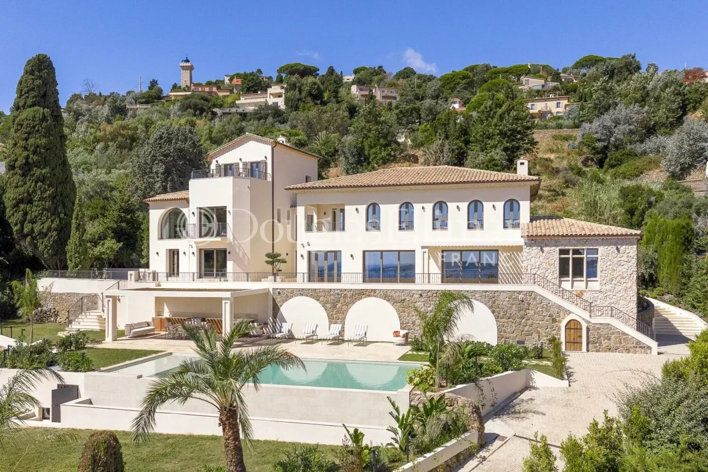 Image - VALLAURIS – GOLFE JUAN – Villa entièrement rénovée avec vue mer & piscine à débordement