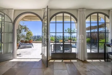 Image - CHATEAUNEUF-DE-GRASSE – Un appartement avec vue sur la mer et grande terrasse - Image nᵒ1