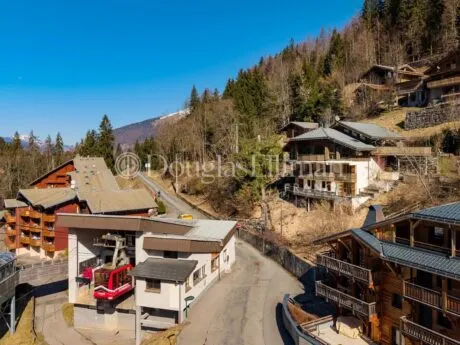 Image - MORZINE – Chalet skis aux pieds avec potentiel de rénovation - Image nᵒ1