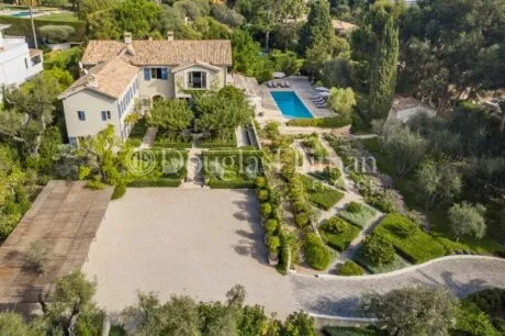 Image - CAP D&rsquo;ANTIBES – Superbe propriété avec tennis et piscine - Image nᵒ1