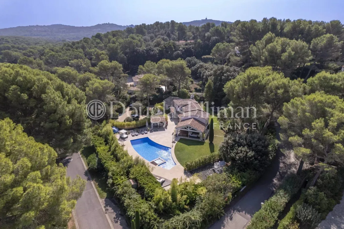 Image - MOUGINS – Villa dans un prestigieux domaine