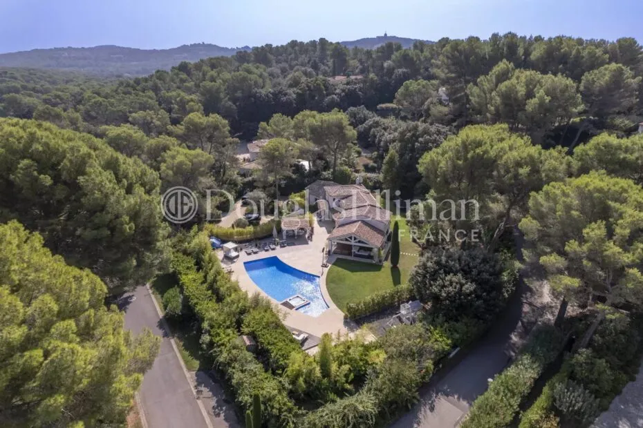 Image - MOUGINS – Villa dans un prestigieux domaine