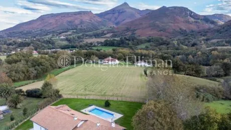 Image - URRUGNE – Vue imprenable sur les montagnes, caractère et potentiel au cœur du Pays Basque - Image nᵒ1