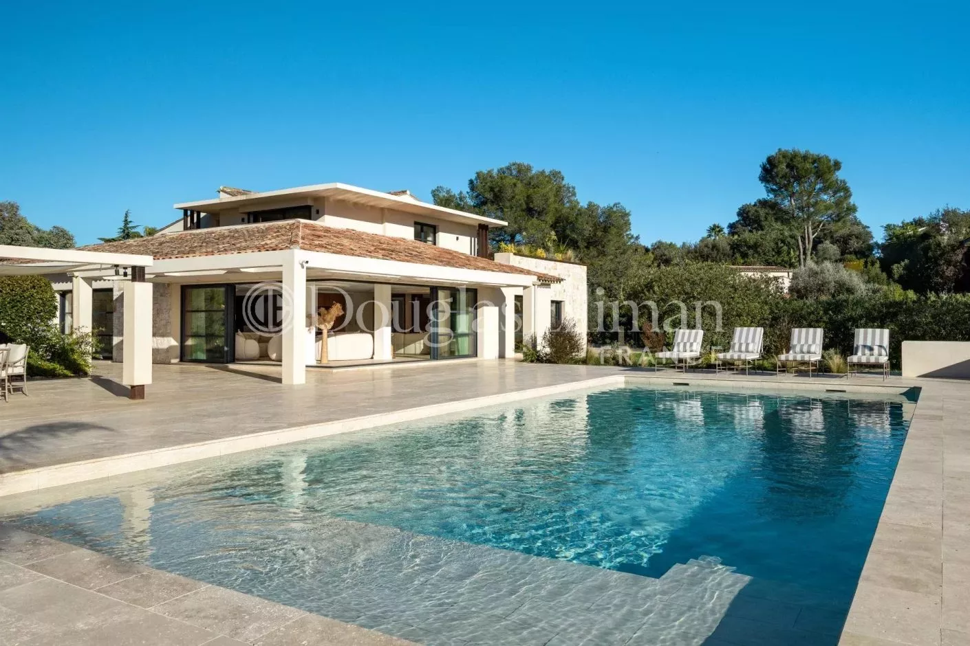 Image - MOUGINS – Villa d’architecte dans un cadre privé
