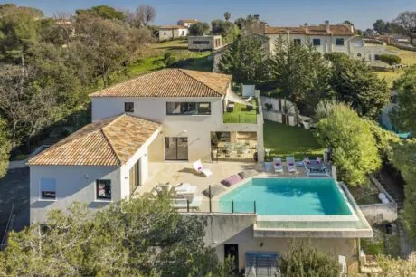 Image - SAINT-PAUL-DE-VENCE : Une spacieuse villa avec piscine intérieur - Image nᵒ1