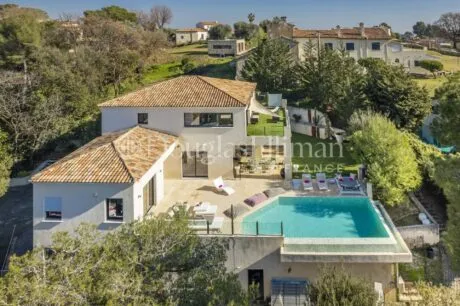 Image - SAINT-PAUL-DE-VENCE : Une spacieuse villa avec piscine intérieur - Image nᵒ1