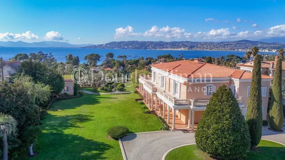 Image - CAP D&rsquo;ANTIBES – Villa de prestige avec vue mer panoramique