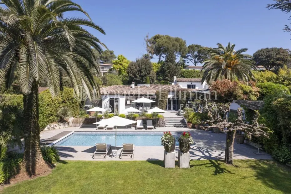 Image - MOUGINS : Une villa moderne classique dans un domaine recherché avec piscine