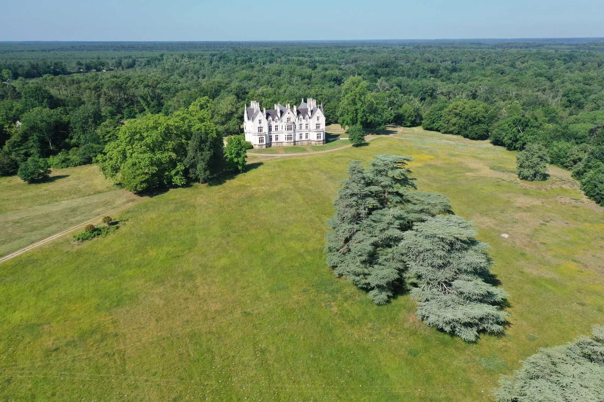 Image - Découvrez les villas de luxe à vendre à Bordeaux
avec Douglas Elliman France