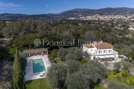 Image - GRASSE – Une demeure de parfumeur avec piscine et vue - Image nᵒ1