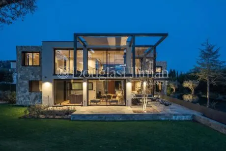 Image - PRÈS DE VALBONNE – RARE Villa Contemporaine Neuve avec Vue sur le GOLF - Image nᵒ1