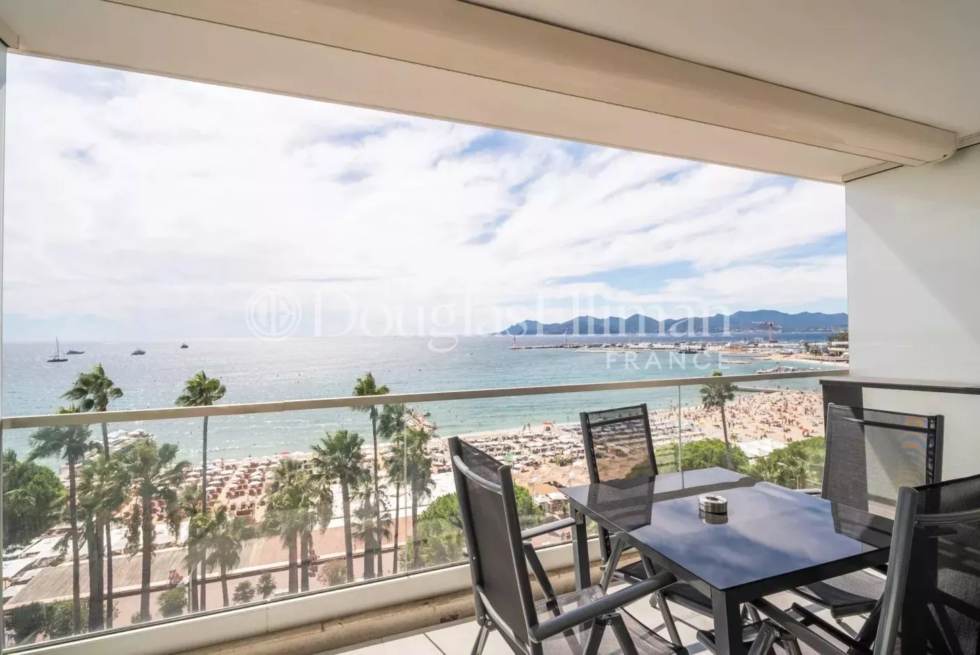 Image - CANNES CROISETTE – Renovated 4-room apartment with panoramic sea view