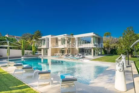 Image - CAP D&rsquo;ANTIBES – Villa contemporaine d&rsquo;exception au Cap d&rsquo; Antibes - Image nᵒ1