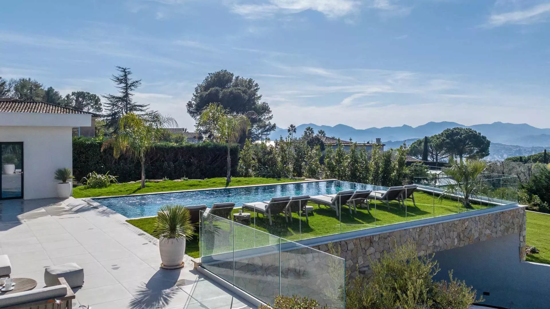 Image - Les piscines à débordement, un atout de charme pour les villas de prestige