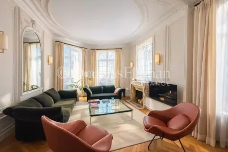 Image - BORDEAUX – Barrière du Médoc – Hôtel Particulier avec Garage, Cour et ascenseur - Image nᵒ1