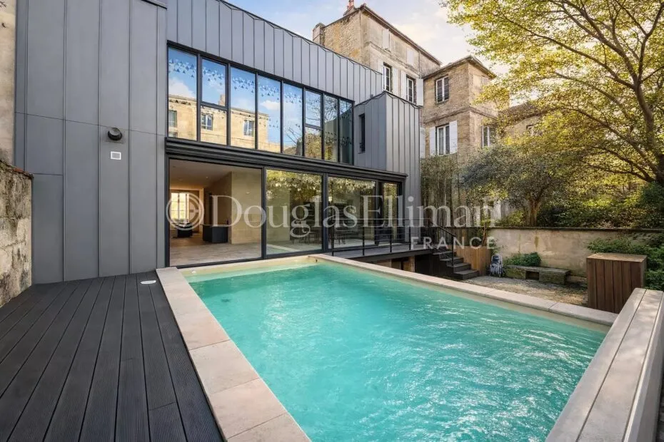 Image - BORDEAUX- JARDIN PUBLIC / CHARTRONS – Maison de ville avec piscine et garage.