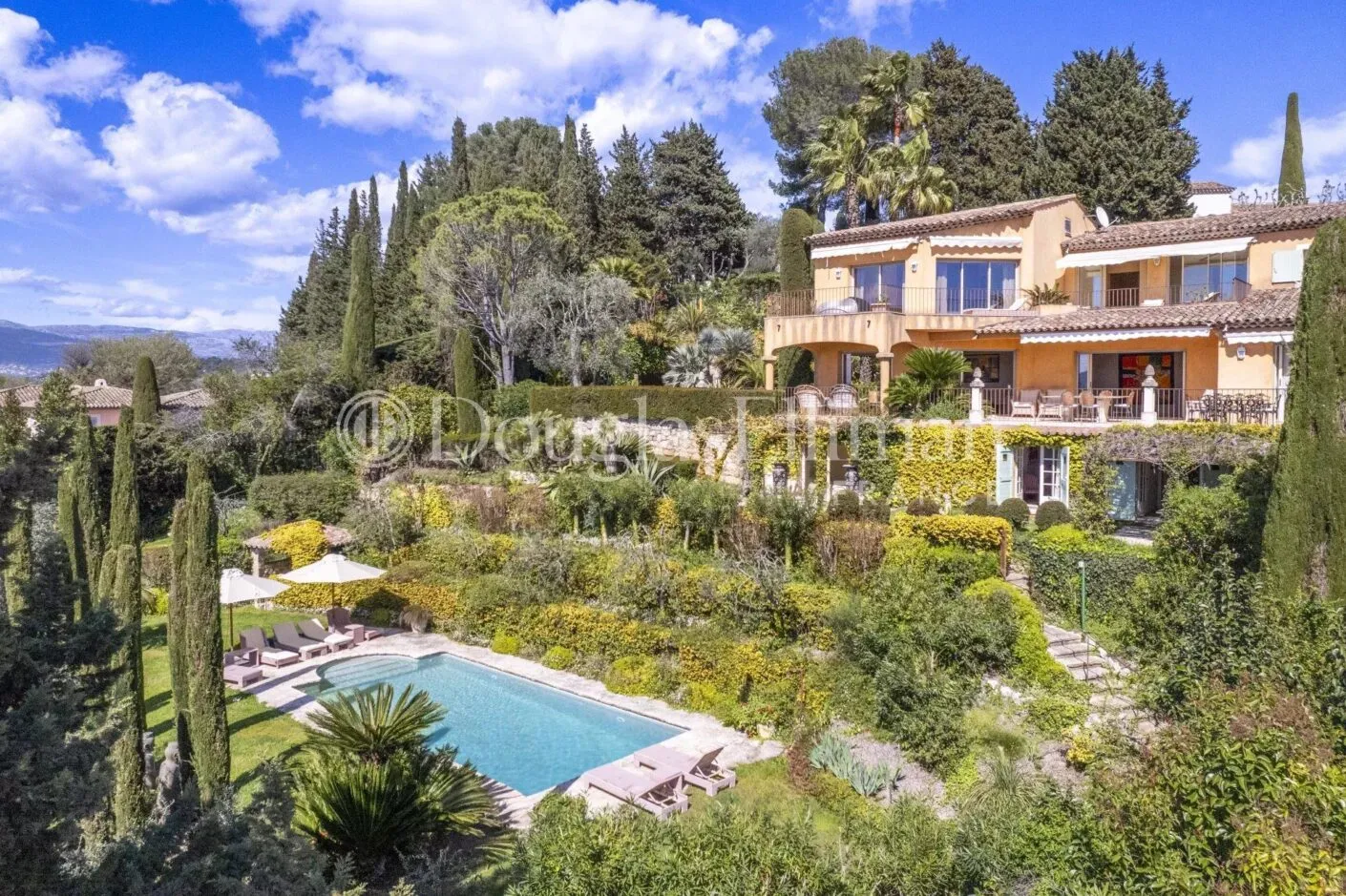 Image - MOUGINS – Vue Mer et à pied du Vieux Village.