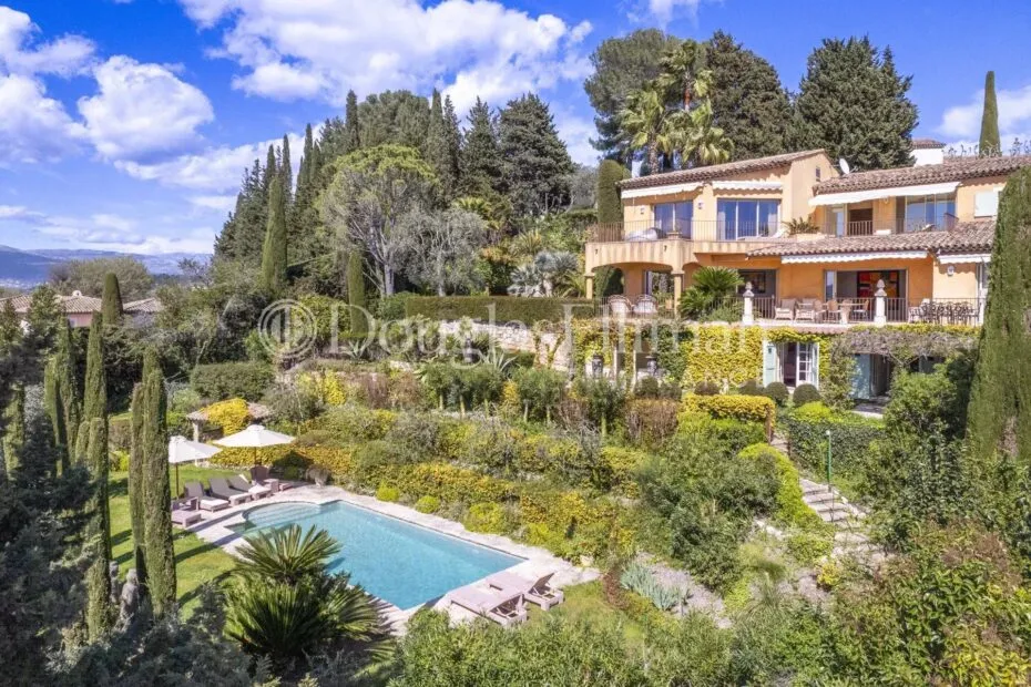 Image - MOUGINS – Vue Mer et à pied du Vieux Village.