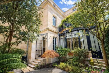 Image - BORDEAUX – Barrière du Médoc – Hôtel Particulier avec Garage, Cour et ascenseur - Image nᵒ1