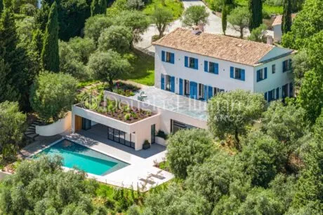 Image - GRASSE — Une bastide magistralement restaurée avec vue panoramique sur la mer - Image nᵒ1