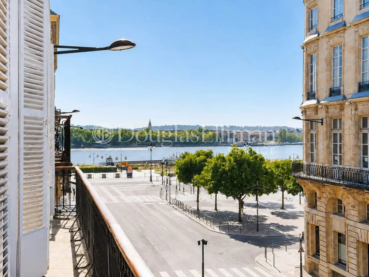 Image - BORDEAUX-TRIANGLE D’OR-Appartement Haussmannien avec balcon filant et garage.