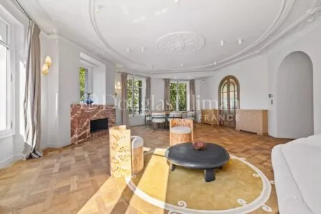 Image - PARIS 7e – SAINT-GERMAIN / PLACE DU PALAIS-BOURBON – Appartement de réception – 125 m² – 4ème étage avec ascenseur - Image nᵒ1
